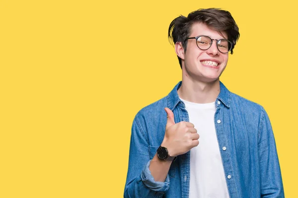 Homem Bonito Jovem Usando Óculos Sobre Fundo Isolado Fazendo Polegares — Fotografia de Stock