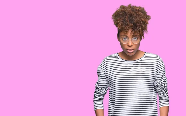 Hermosa Mujer Afroamericana Joven Con Gafas Sobre Fondo Aislado Asustado — Foto de Stock