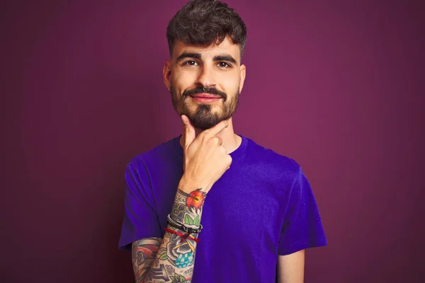 Fiatal Férfi Tetoválás Viselése Póló Állt Elszigetelt Lila Háttér Látszó — Stock Fotó