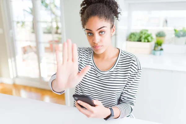 Jovem Afro Americana Usando Smartphone Enviando Uma Mensagem Com Mão — Fotografia de Stock