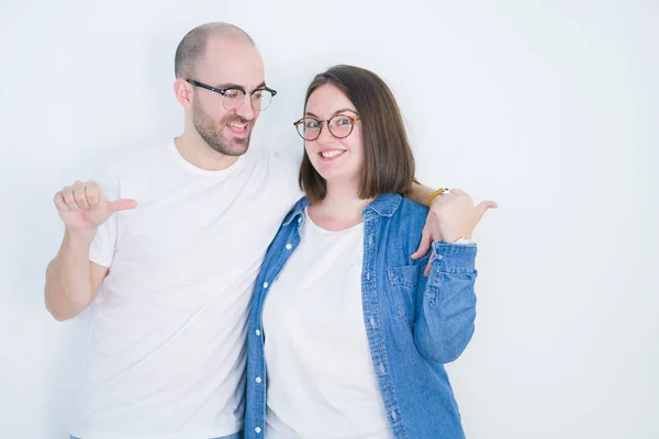 Casal Jovem Juntos Usando Óculos Sobre Fundo Isolado Branco Apontando — Fotografia de Stock