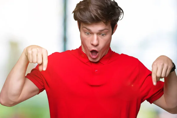 Joven Hombre Guapo Con Camiseta Roja Sobre Fondo Aislado Apuntando — Foto de Stock