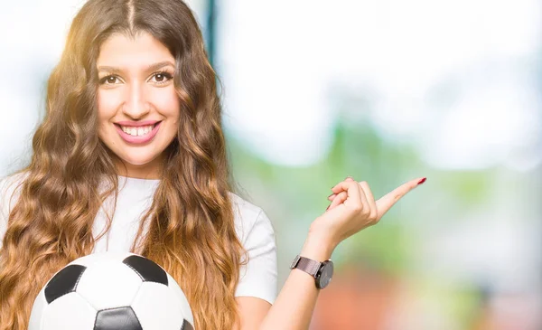 Junge Erwachsene Frau Hält Fußballball Sehr Glücklich Und Zeigt Mit — Stockfoto