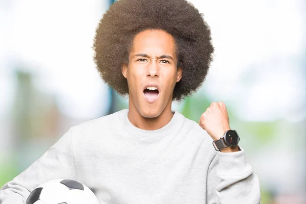 Молодий Афроамериканець Людиною Афро Волосся Тримаючи Футбол Футбол Роздратування Розчарування — стокове фото