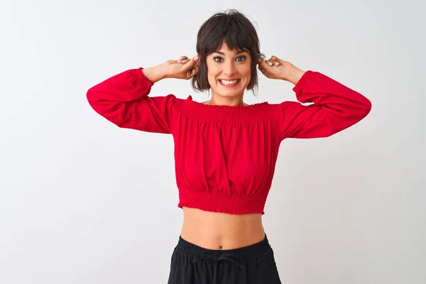 Ung Vacker Kvinna Klädd Röd Sommar Shirt Stående Över Isolerad — Stockfoto
