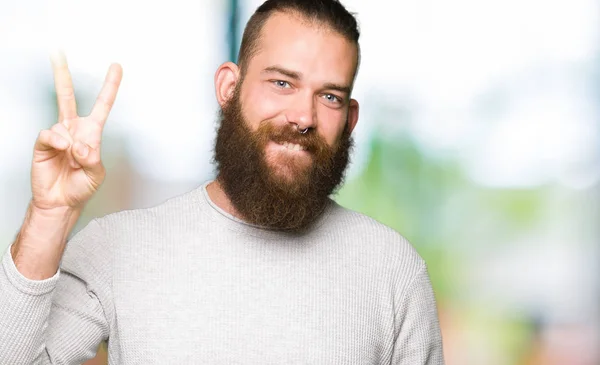 Joven Hombre Rubio Vistiendo Suéter Casual Sonriendo Con Cara Feliz —  Fotos de Stock