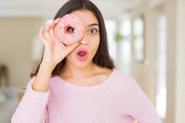 Hermosa Joven Mujer Mirando Través Rosquilla Ojo Con Expresión Sorprendida —  Fotos de Stock