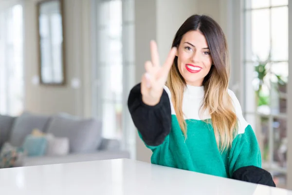 Jovem Mulher Bonita Vestindo Camisola Inverno Casa Sorrindo Olhando Para — Fotografia de Stock