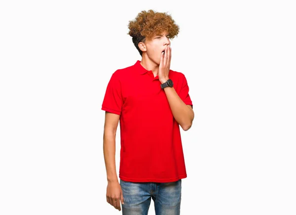 Joven Hombre Guapo Con Pelo Afro Vistiendo Camiseta Roja Aburrido —  Fotos de Stock