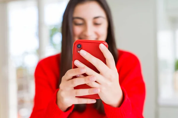 Jovem Mulher Usando Smartphone Sorrindo Mensagens Texto Felizes Digitação — Fotografia de Stock