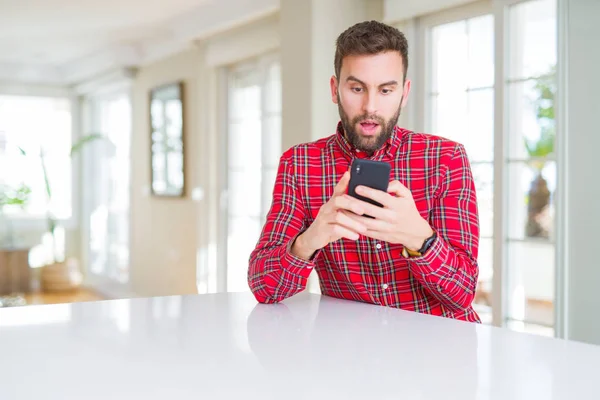 Bello Uomo Che Utilizza Smartphone Spaventato Stato Shock Con Volto — Foto Stock