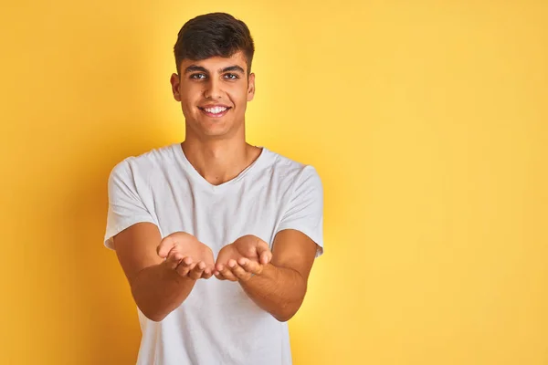 Beyaz Tişört Giyen Genç Hintli Adam Izole Sarı Arka Plan — Stok fotoğraf