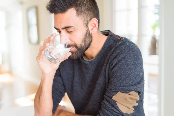 깨끗 한 물을 마시는 점잖은 사람 — 스톡 사진