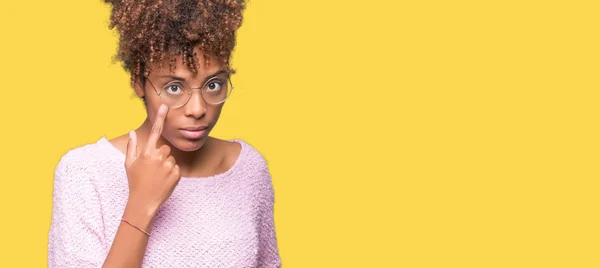 美しい若いアフリカ系アメリカ人女性分離で眼鏡をかけて背景ポインティング ジェスチャーあなたの目を見て 怪訝な表情 — ストック写真