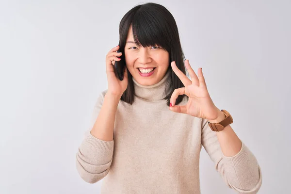 Молода Красива Китайська Жінка Розмовляє Смартфоні Через Ізольований Білий Фон — стокове фото