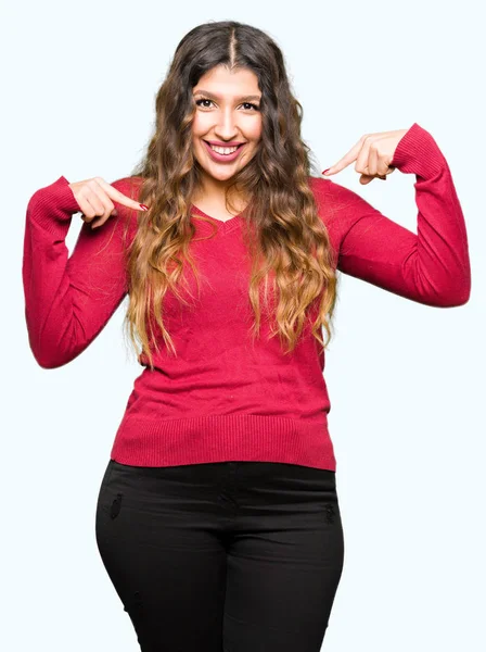 Jovem Mulher Bonita Vestindo Camisola Vermelha Olhando Confiante Com Sorriso — Fotografia de Stock