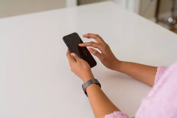 Primer plano de la mujer utilizando la pantalla en blanco del teléfono inteligente —  Fotos de Stock