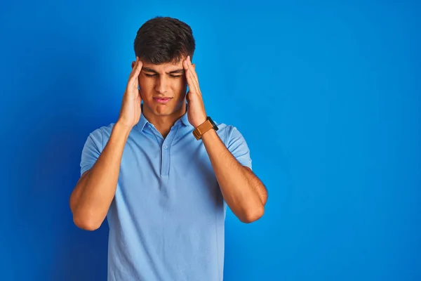 Hombre Indio Joven Con Polo Casual Pie Sobre Fondo Azul — Foto de Stock