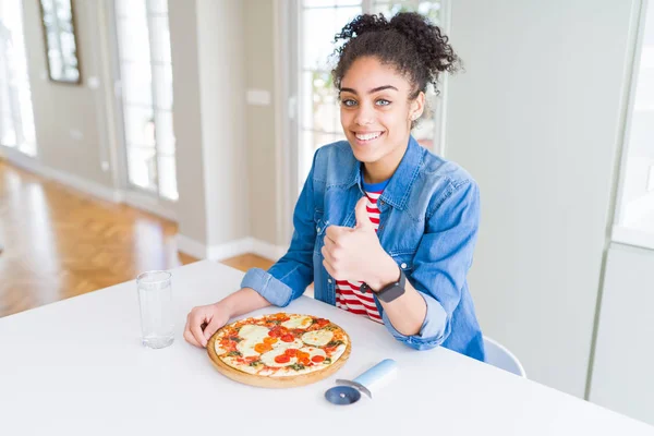 Genç Afrikalı Amerikan Kadın Yemek Yapımı Mozzarella Peynir Pizza Mutlu — Stok fotoğraf