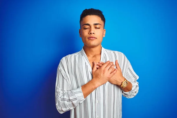 Mladý Brazilský Muž Oblečený Proužkované Košile Stojící Nad Izolovaným Modrým — Stock fotografie