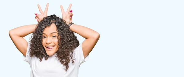 Mulher Bonita Nova Com Cabelo Encaracolado Vestindo Shirt Branca Posando — Fotografia de Stock