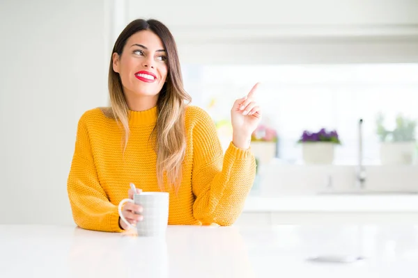 Jovem Mulher Bonita Bebendo Uma Xícara Café Casa Muito Feliz — Fotografia de Stock