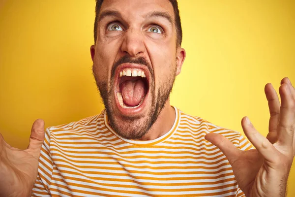 Primer Plano Joven Guapo Con Camiseta Casual Sobre Fondo Amarillo —  Fotos de Stock