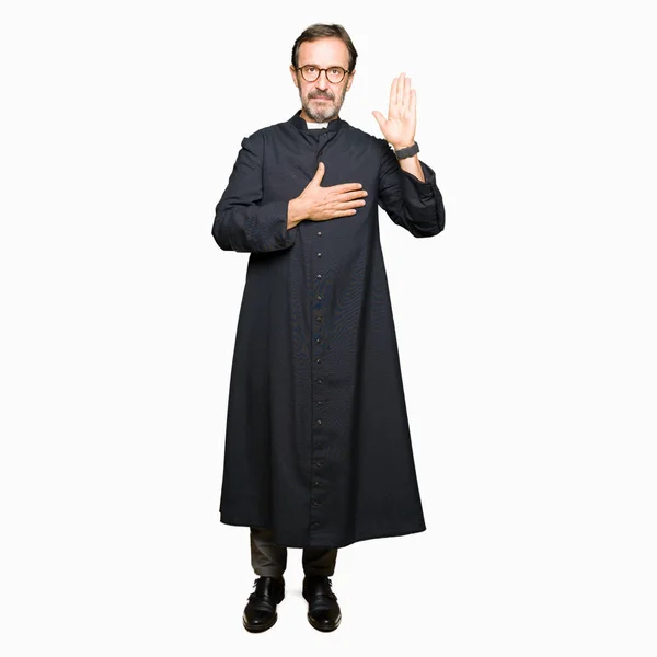 Sacerdote Mediana Edad Vestido Con Bata Católica Jurando Con Mano —  Fotos de Stock