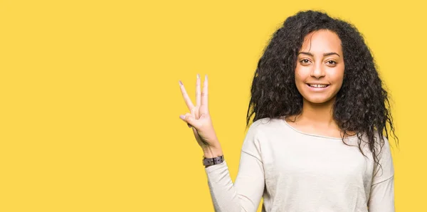 Menina Bonita Nova Com Cabelo Encaracolado Vestindo Camisola Casual Mostrando — Fotografia de Stock