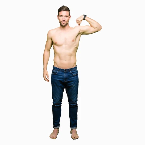 Симпатичный Мужчина Рубашки Обнажённой Грудью Сильный Человек Показывающий Мышцы Рук — стоковое фото