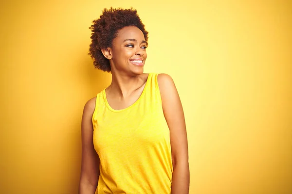 Beauitul African American Vrouw Het Dragen Van Zomer Shirt Geïsoleerde — Stockfoto