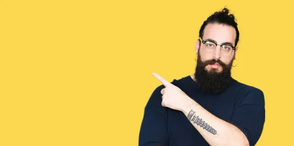 Homem Jovem Hipster Com Cabelos Longos Barba Usando Óculos Apontando — Fotografia de Stock