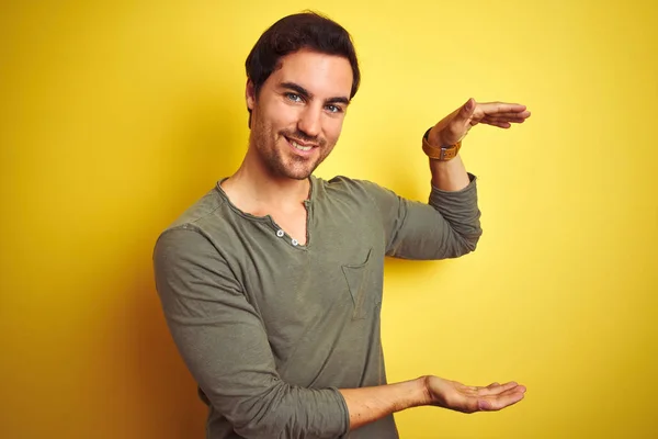 Homem Bonito Jovem Vestindo Shirt Casual Sobre Fundo Amarelo Isolado — Fotografia de Stock