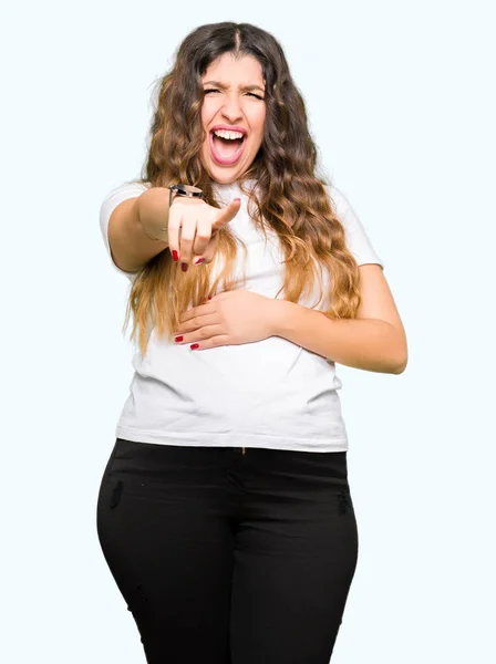 Joven Hermosa Mujer Vistiendo Casual Camiseta Blanca Riéndose Señalando Cámara —  Fotos de Stock