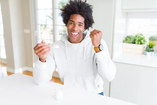 Hombre Afroamericano Comiendo Yogur Saludable Para Desayuno Gritando Orgulloso Celebrando — Foto de Stock
