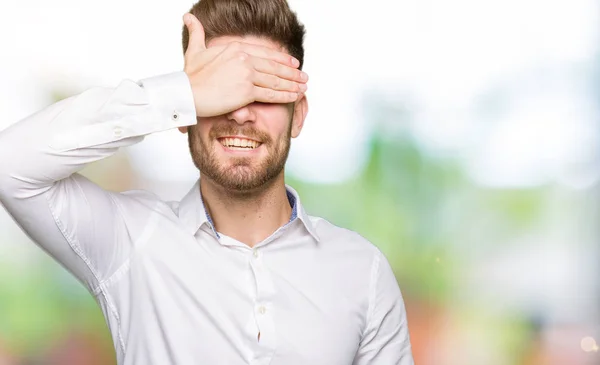 Giovane Uomo Affari Bello Sorridente Ridente Con Mano Sul Viso — Foto Stock