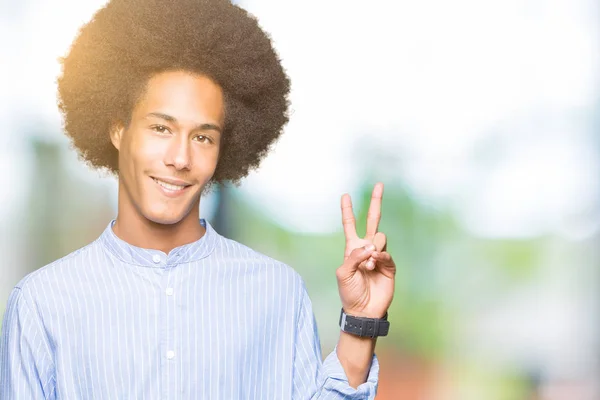 Ung Afrikansk Amerikansk Man Med Afro Hair Leende Med Happy — Stockfoto