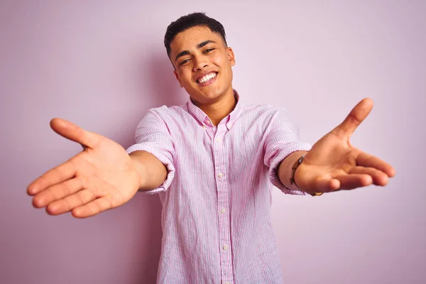 Young Brazilian Man Wearing Shirt Standing Isolated Pink Background Looking — Stock Photo, Image