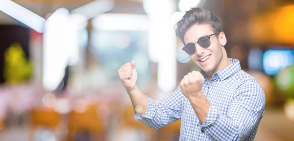 Junger Gutaussehender Mann Mit Sonnenbrille Über Isoliertem Hintergrund Sehr Glücklich — Stockfoto