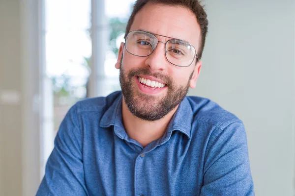 Schöner Mann mit Brille und entspanntem Lächeln in die Kamera — Stockfoto