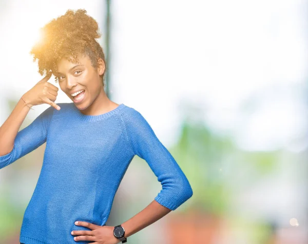 Hermosa Joven Afroamericana Sobre Fondo Aislado Sonriendo Haciendo Gesto Telefónico — Foto de Stock