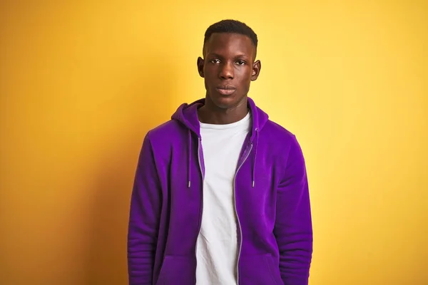 Homme Afro Américain Portant Sweat Shirt Violet Debout Sur Fond — Photo