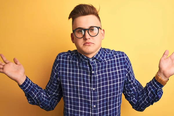 Mladý Pohledný Muž Nosí Neformální Košili Brýle Nad Izolovaným Žlutým — Stock fotografie