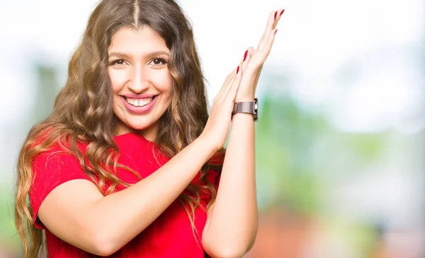 Joven Hermosa Mujer Vistiendo Casual Camiseta Aplaudiendo Aplaudiendo Feliz Alegre — Foto de Stock