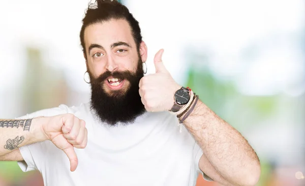 Homem Jovem Hipster Com Cabelos Longos Barba Vestindo Camiseta Branca — Fotografia de Stock