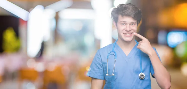 Ung Läkare Bär Medicinsk Uniform Över Isolerad Bakgrund Pekar Med — Stockfoto