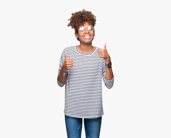 Красивая Молодая Африканская Американка Очках Изолированном Фоне Знак Успеха Делает — стоковое фото