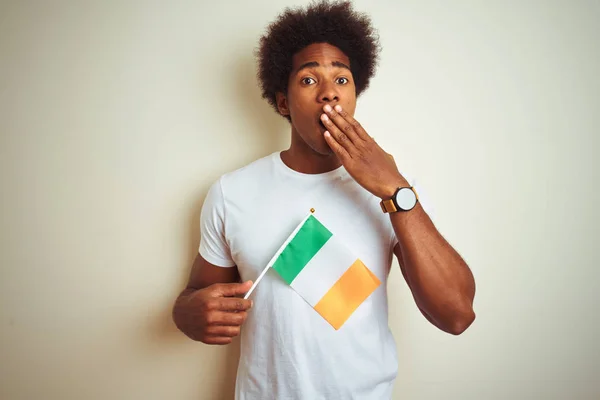 Νέος Αφρικανός Αμερικανός Άνθρωπος Που Κατέχει Ιρλανδία Ιρλανδική Σημαία Στέκεται — Φωτογραφία Αρχείου