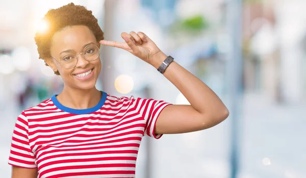 Bella Giovane Donna Afroamericana Con Gli Occhiali Sfondo Isolato Sorridente — Foto Stock