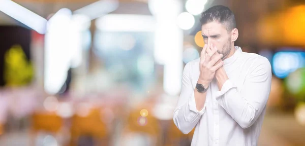 Joven Hombre Negocios Sobre Fondo Aislado Oliendo Algo Apestoso Asqueroso —  Fotos de Stock